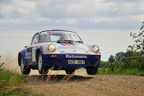 En gammel perle af en rallybil skal skånes. Derfor kører Per G. Hansen ikke stærkere end nødvendigt i sin Porsche 911 RS fra 1976. Men når det gælder, er hans tider i Top 10 i Danmark. Og det gælder for alvor i Gjønge Rally, hvor han sammen med Karsten M. Svensson kan vinde sin første historiske mesterskabstitel i Midland Historic Rally Cup.
